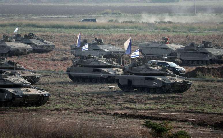 Israel concentrou um grande número de tanques e armas na fronteira com Gaza, em preparação para um ataque terrestre