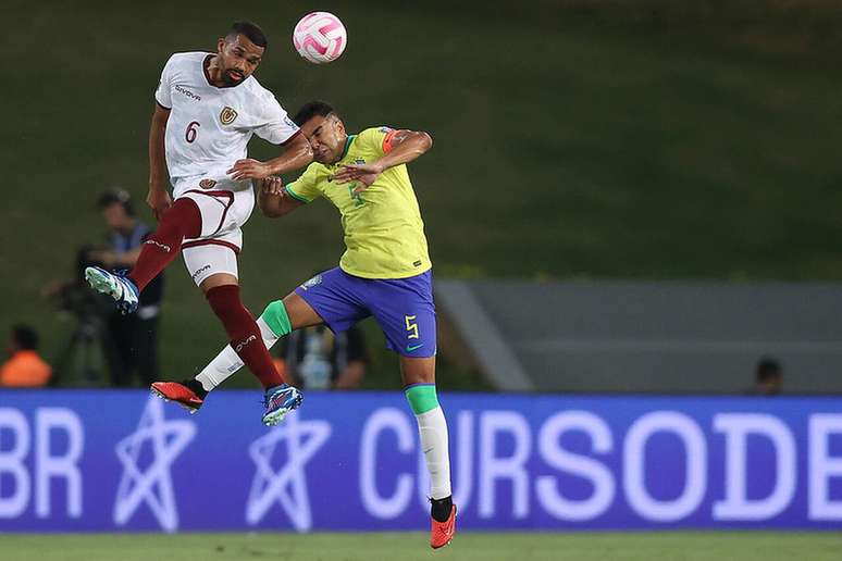 Casemiro em ação pelo Brasil diante da Venezuela, em Cuiabá pelas Eliminatórias para a Copa do Mundo –