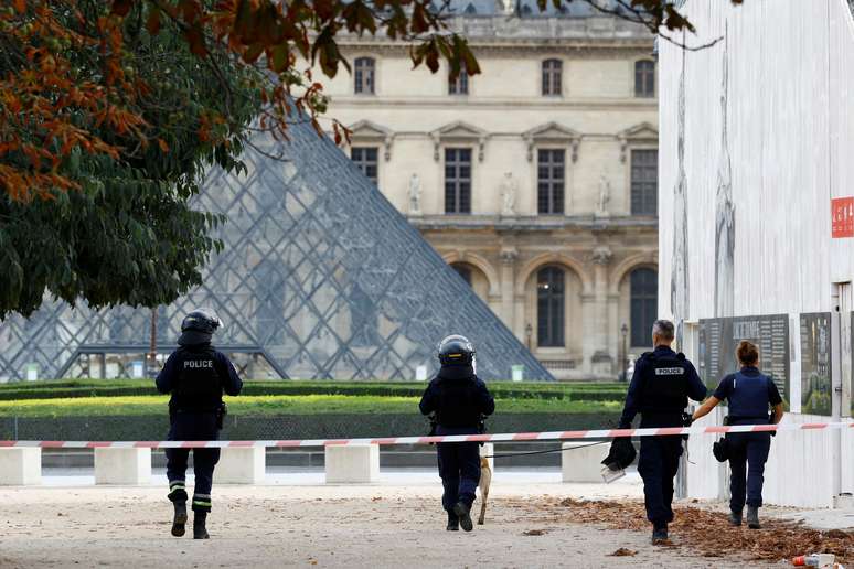 Museu do Louvre, na França, é fechado em meio à ameaça de ataque terrorista