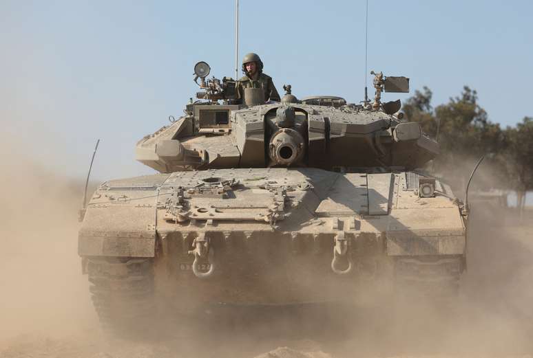 Soldados israelenses em tanque durante ataque à Faixa de Gaza