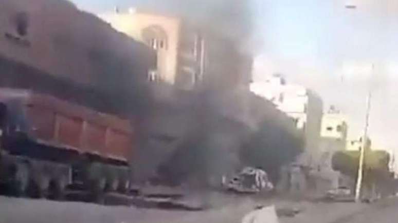 Imagem retirada de um vídeo do local onde ocorreu o ataque contra um comboio de palestinos que saíam do norte de Gaza