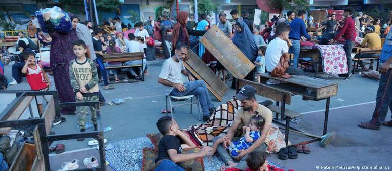 Palestinos buscam refúgio em abrigo coordenado pela ONU em escola no sul de Gaza