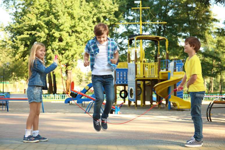 Pular corda ajuda a melhorar a habilidade motora das crianças 