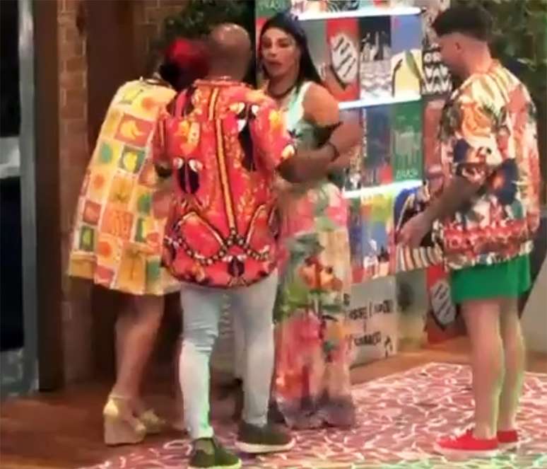 The Farm |  Jenny calls for Cezar Black’s expulsion for assault
