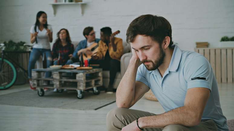 Para superar o isolamento é preciso aprender a ser aberto com os outros e a compartilhar coisas pessoais sobre você