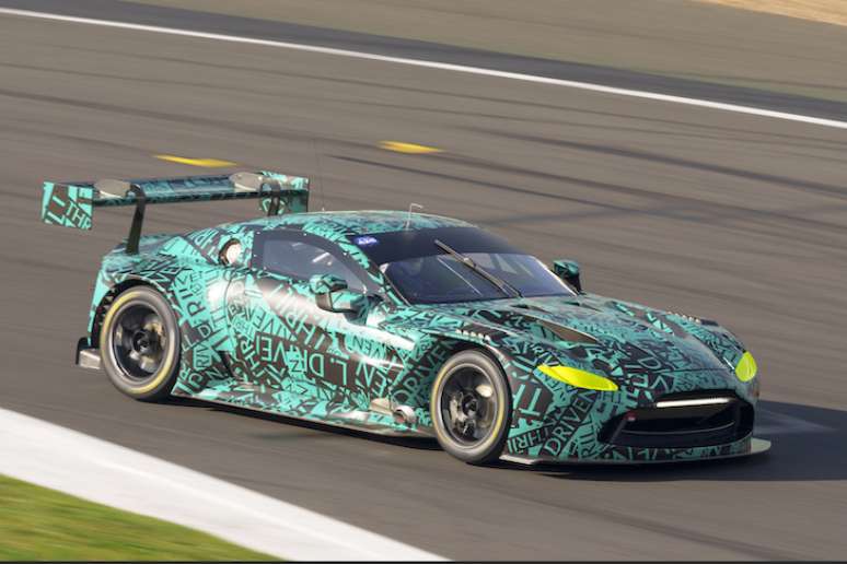 Aston Martin Vantage foi flagrado testando no circuito de Silverstone. 