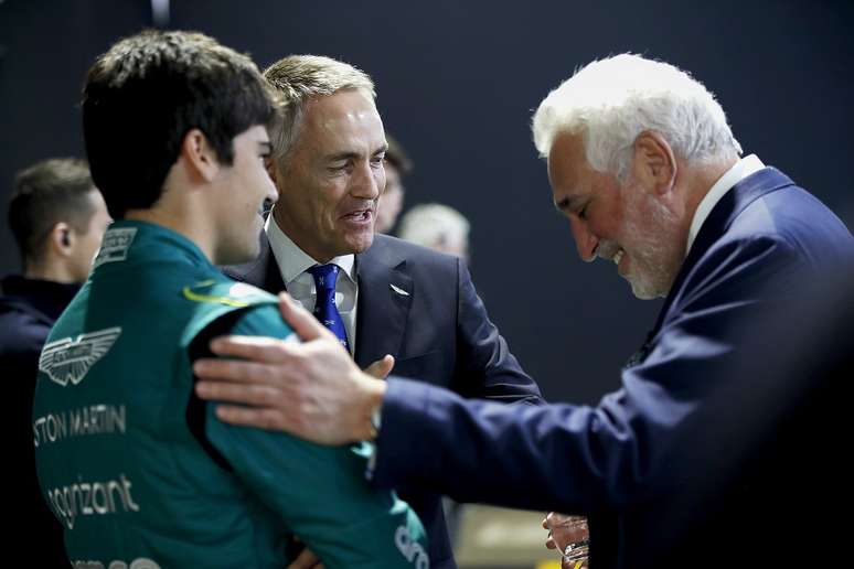 Lawrence e Lance Stroll na festa de apresentação do AMR22, junto de Martin Whitmarsh (CEO do time de F1). Pai e filho estão na berlinda na F1 e nos negócios