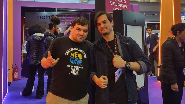 Nicolas Gonzalez, da SNK, e o repórter AvcF, no estande do Terra Game On na BGS