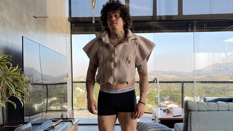 Piscina infinita, três andares e estúdio: conheça a mansão de Whindersson Nunes