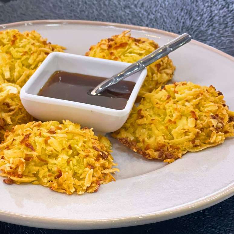 Crispy cassava with coalho cheese: grated, roasted, ready