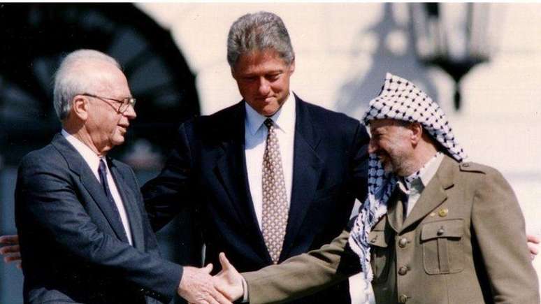 O primeiro-ministro israelense Yitzhak Rabin (1922-1995), o presidente norte-americano Bill Clinton e o presidente da OLP, Yasser Arafat (1994-2004), durante os Acordos de Oslo, em 1993. A paz parecia um objetivo possível.