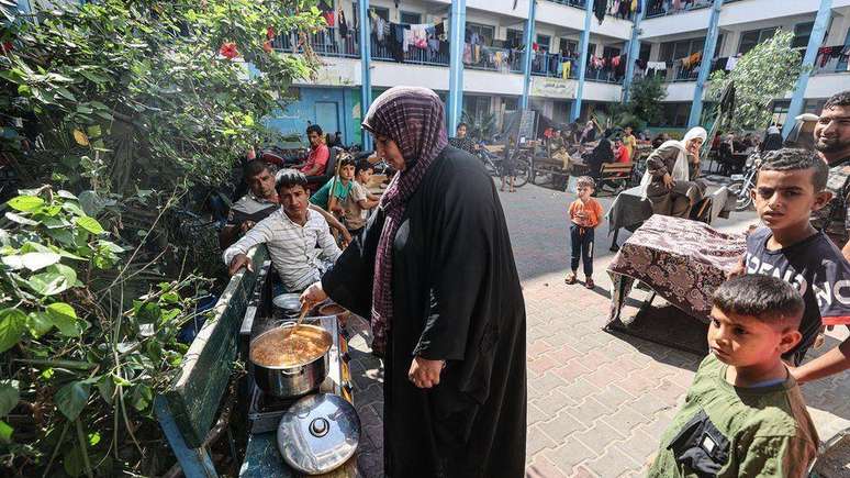 Alguns dos que fugiram do norte de Gaza refugiaram-se numa escola da ONU em Khan Younis