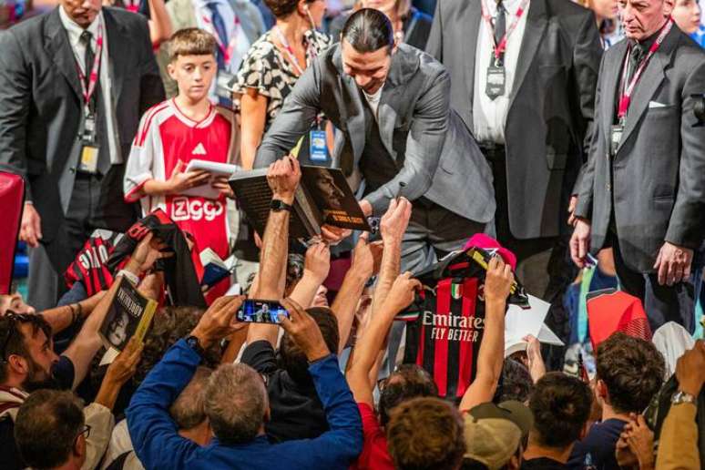 Entre livros e camisas de Ajax, Milan e PSG, Ibrahimovic recebe carinho dos fãs em Trento, na Itália.