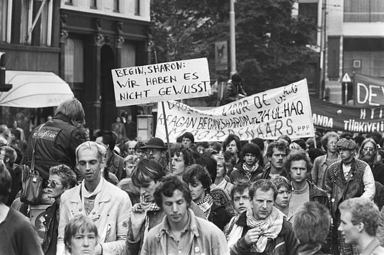 Manifestantes em protesto ap&oacute;s o Massacre de Sabra e Chatila, em 1982 /