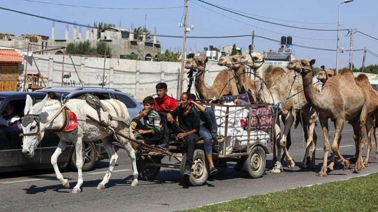 Centenas de milhares de pessoas fugiram do norte de Gaza