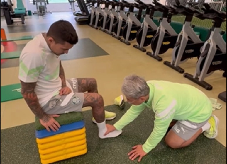 Palmeiras: Dudu apresenta evolução em recuperação e aparece em vídeo colocando o pé no chão. 