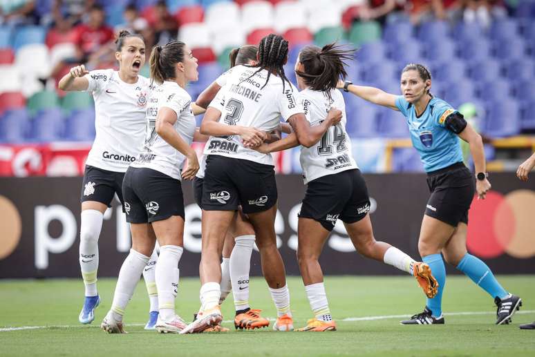 Corinthians goleia São Bernardo e se classifica para as semifinais