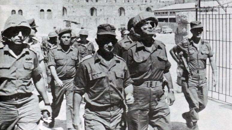 Comandantes militares israelenses entrando em Jerusalém Oriental durante a Guerra dos Seis Dias, em 1967