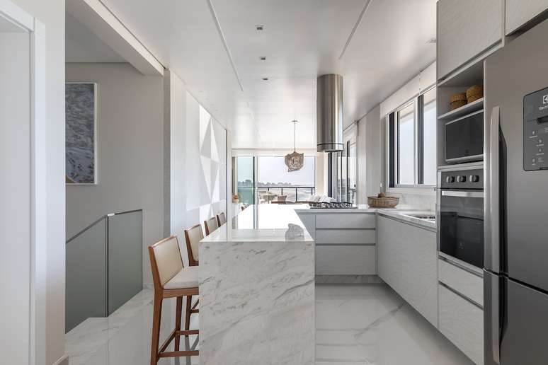 Project by Alessandra Gandolfi with porcelain stoneware tiles with a marbled design. Project by Alessandra Gandolfi with porcelain stoneware tiles with a marbled pattern.