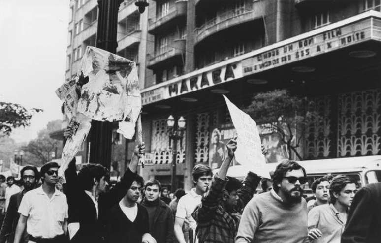 Rua Maria Antônia, no centro de São Paulo, foi palco de batalha campal entre alunos da USP e do Mackenzie, com dezenas de feridos e a morte do estudante José Guimarães, com um tiro na cabeça.