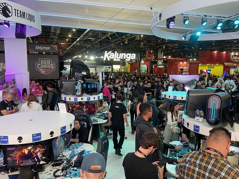 &Aacute;rea em que diversos exemplares do notebook Dell G15 e desktop Aurora R15 estavam dispon&iacute;veis para experimenta&ccedil;&atilde;o&nbsp;