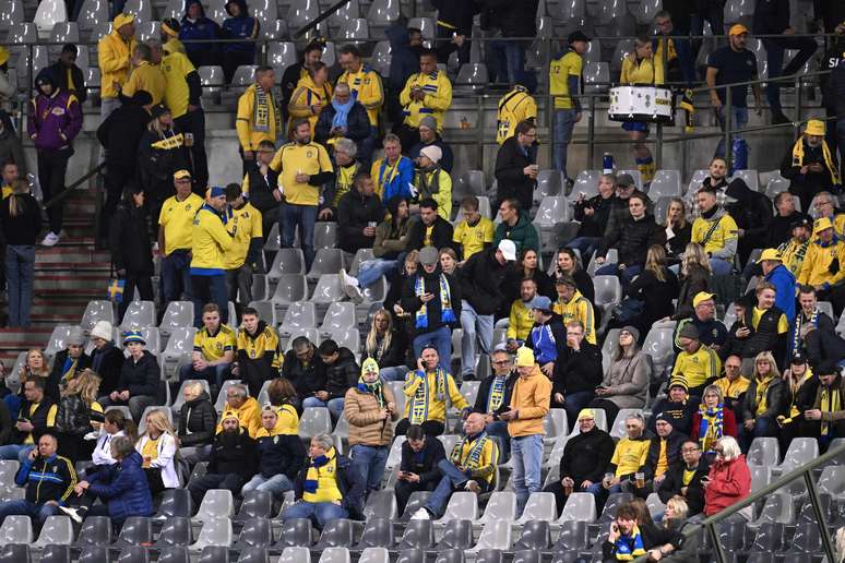 Torcedores aguardando dentro do Estádio (Photo by JOHN THYS/AFP via Getty Images)