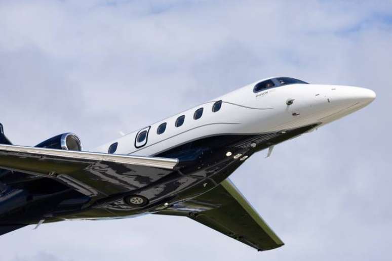 Jato Phenom 300E, da Embraer, fez testes de voo com combustível de aviação sustentável 100% puro.