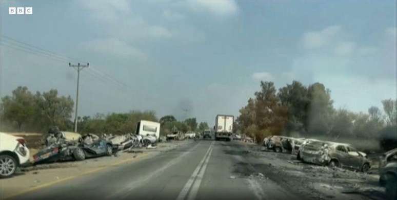 Imagens obtidas pela BBC mostram carros queimados e destruídos nas proximidades do festival de música eletrônica atacado pelo Hamas