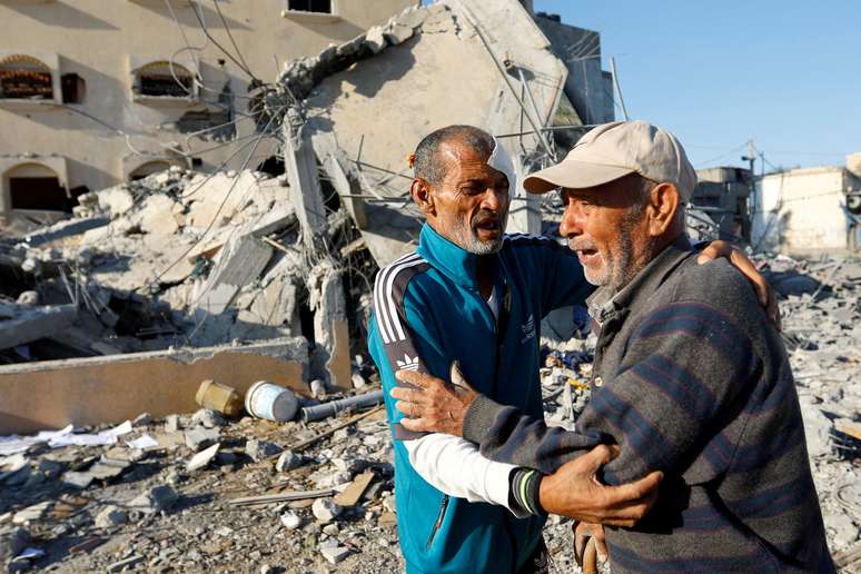 Palestinos lamentam a destruição na Faixa de Gaza