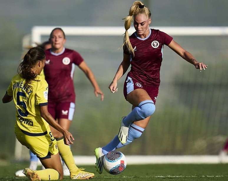 Alisha Lehmann em ação com a camisa do Aston Villa –