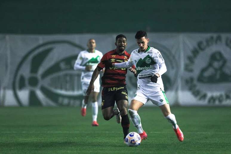 Saiba onde assistir aos jogos de futebol deste domingo (10)