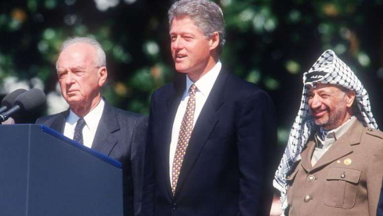 Yitzhak Rabin, Bill Clinton e Yasser Arafat firmaram na Casa Branca o chamado Acordo de Oslo, visto como um marco nas negociações de paz entre israelenses e palestinos