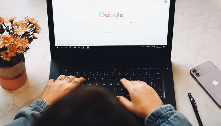 Além do X, o Google também foi citado negativamente pela falta de informações sobre políticas contra o abuso infantil; não houve multa contra a gigante (Imagem: Nathana Rebouças/Unsplash)