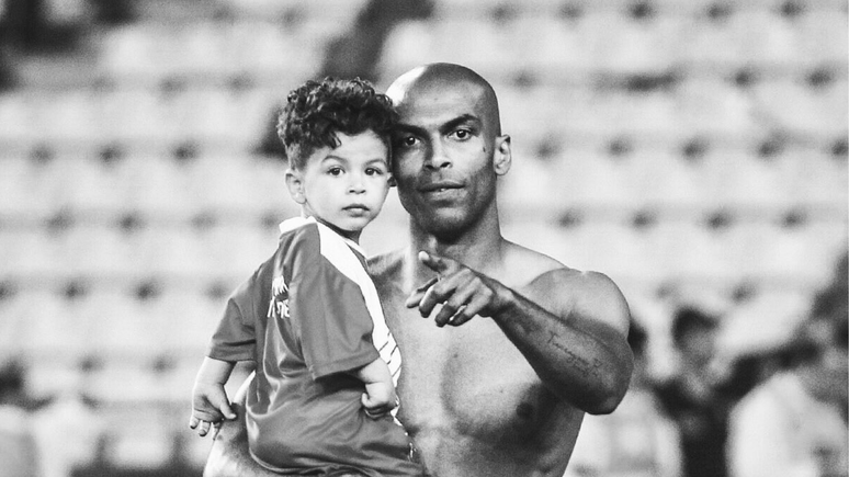 O jogador Naldo junto com seu filho, Davi