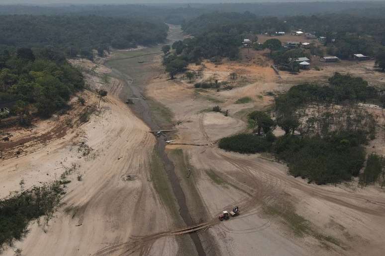 Rio Negro, em Manaus, enfrenta a pior seca da história e cidades ficam isoladas
