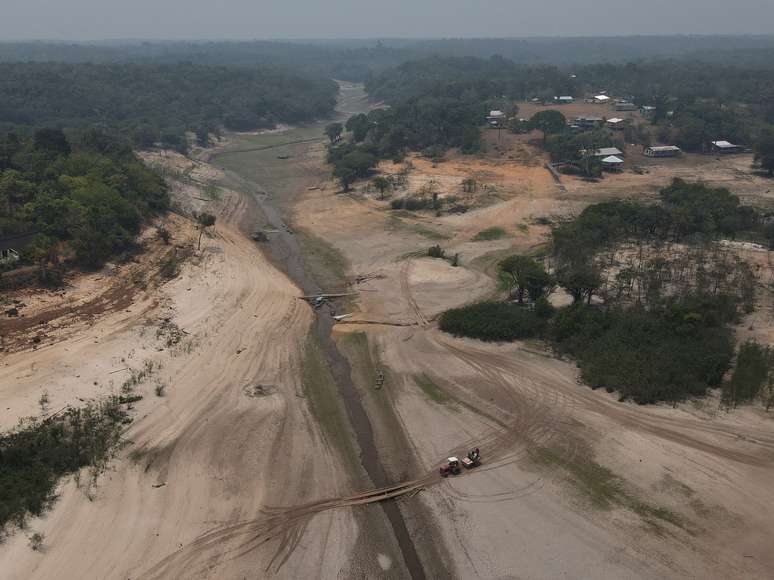 Forte seca atinge o Rio Negro, na floresta amazônica -  13/10/2023