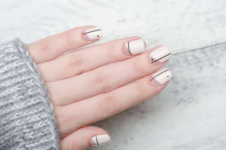 Unhas com decoração minimalista serão muito utilizadas nos próximos meses 