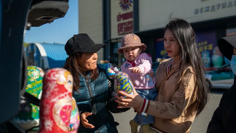 Vendors in the Chinese border city of Heihe complain of a lack of customers Vendors in the Chinese border city of Heihe complain of a lack of customers
