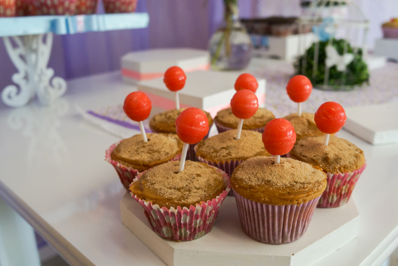 11. Decoração de Dia das Crianças: cupcakes com pirulitos – Foto: Shutterstock