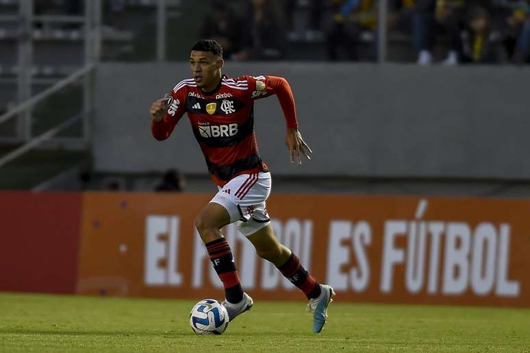 Victor Hugo &eacute; uma das grandes promessas do Flamengo, que tem tido oportunidades entre os profissionais &ndash; Marcelo Cortes/Flamengo