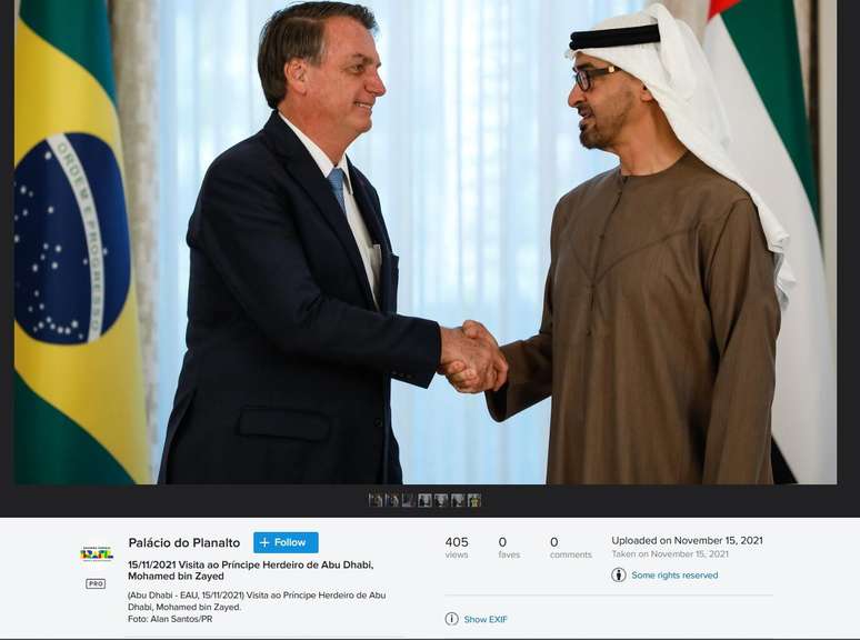 Print da página do Flickr do Palácio do Planalto mostra Bolsonaro e o atual presidente dos Emirados Árabes Unidos, Mohamed bin Zayed Al Nahyan, apertando as mãos. Crédito aponta que foto foi tirada em 15 de novembro de 2021, nos Emirados Árabes Unidos, por Alan Santos