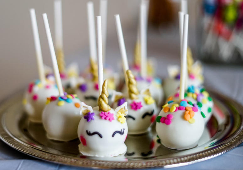 5. Decoração Dia das Crianças: cakepops de unicórnio são divertidos e uma boa opção para servir em festas infantis – Foto: Unsplash