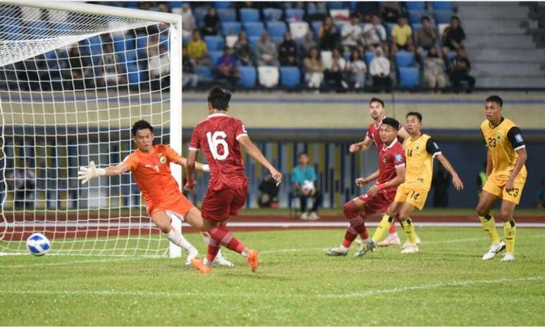 Caraka chuta e faz um de seus dois gols no 6 a 0 da Indonésia sobre Brunei –