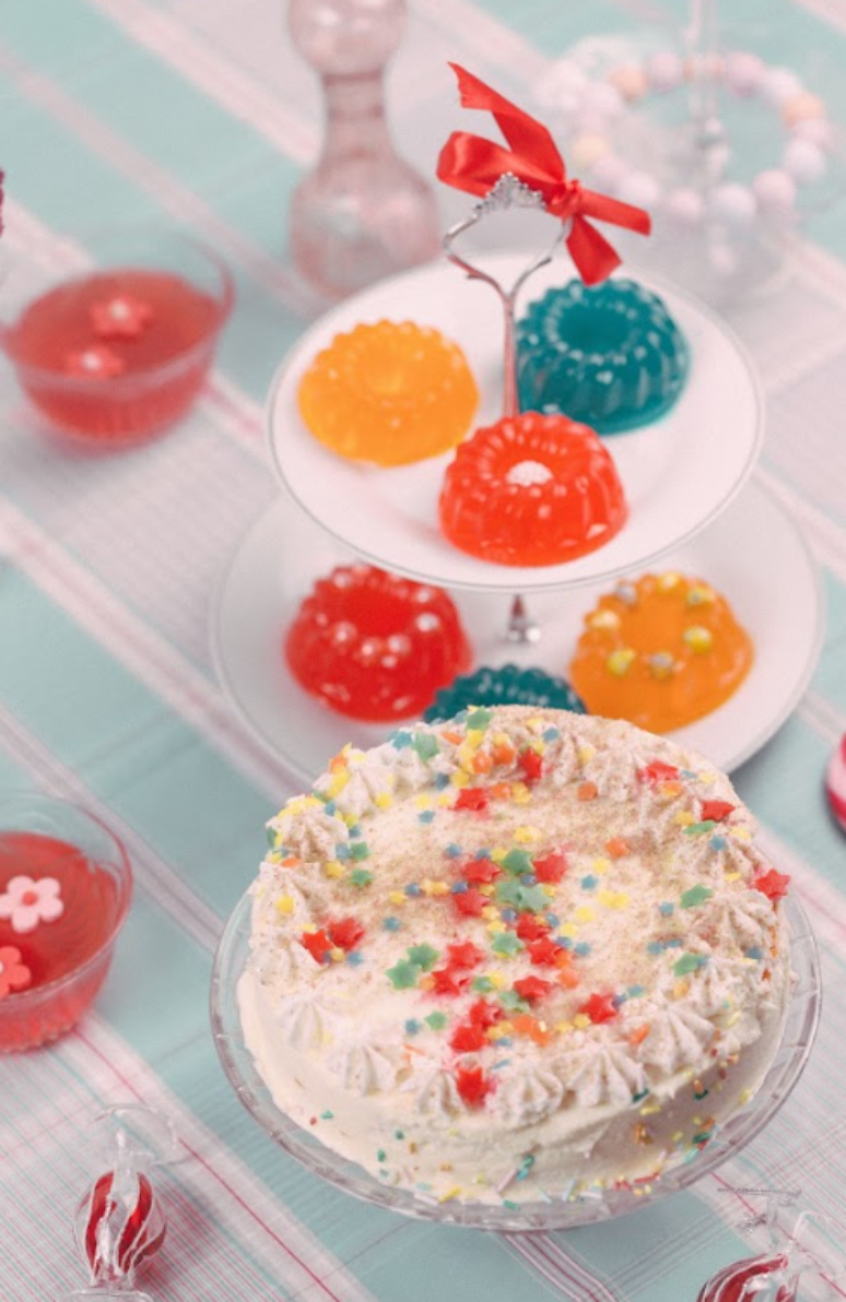 29. Decoração de Dia das Crianças: gelatinas coloridas podem enfeitar a mesa principal – Foto: Shutterstock