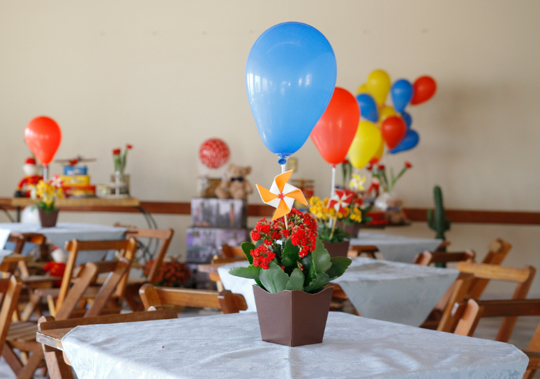 16. Decoração de Dia das Crianças: flores enfeitam o centro destas mesas – Foto: Shutterstock