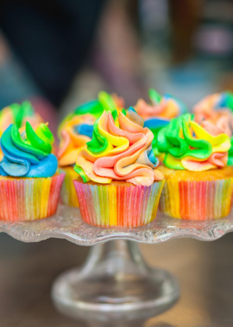 30. Decoração de Dia das Crianças: cupcakes coloridos não podem faltar na comemoração – Foto: Canva