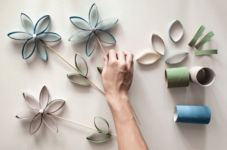 34. Decoração de Dia das Crianças: flores com rolos de papel higiênico – Foto: Shutterstock