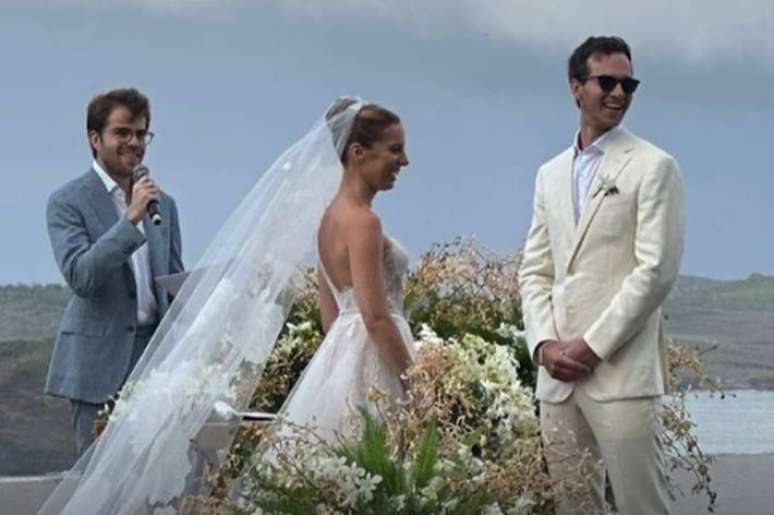 Laura Fiuza e Henrique Dubugras durante casamento em Fernando de Noronha em 7 de outubro de 2023