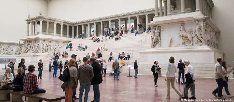 O Altar de Pérgamo: com mais de 113 metros de largura, construção é a principal atração do museu berlinense