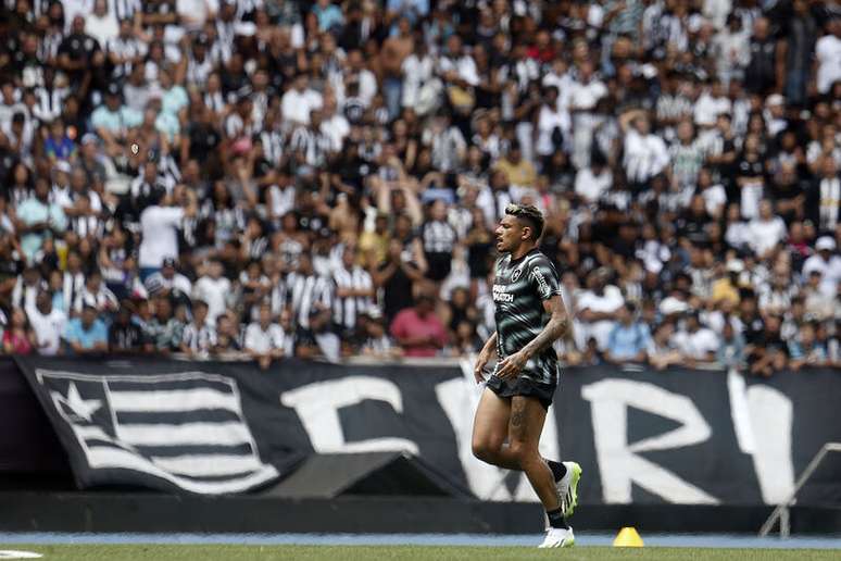 Tiquinho durante treino aberto no Nilton Santos –